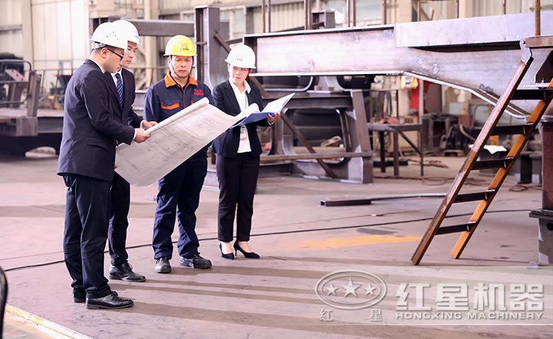 技術人員為客戶介紹不同制沙機的特點，以及價格分析