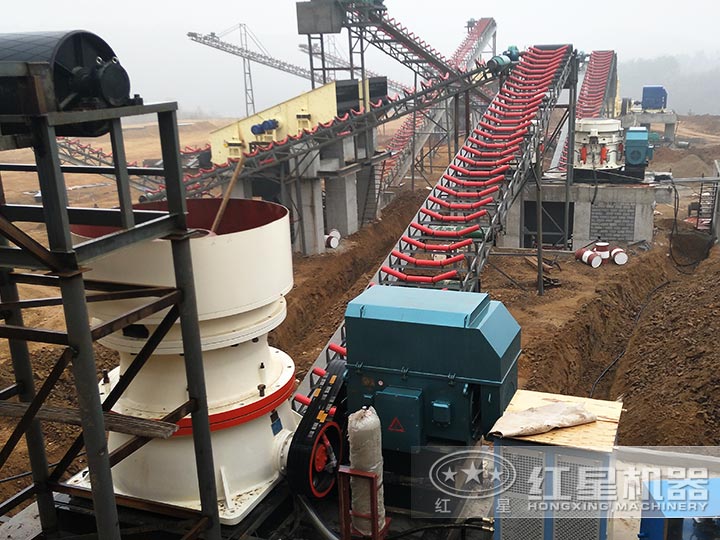 某年產(chǎn)30萬(wàn)花崗巖制砂生產(chǎn)線(xiàn)現(xiàn)場(chǎng)