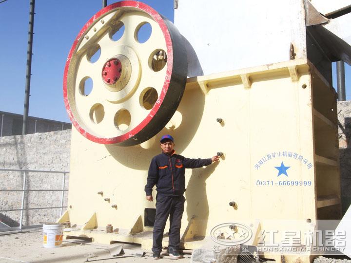 大型環(huán)保鄂式破石機生產(chǎn)現(xiàn)場，效果好，用戶評價高