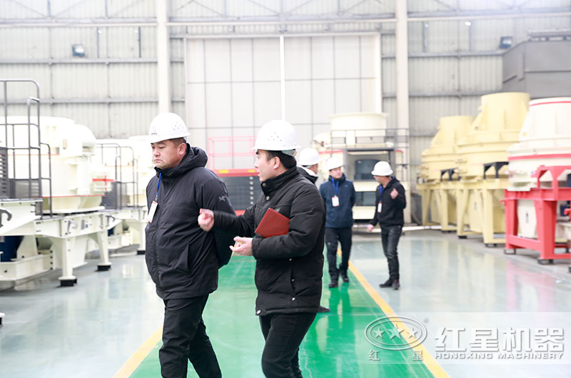 客戶來廠考察，銷售經理幫助選型