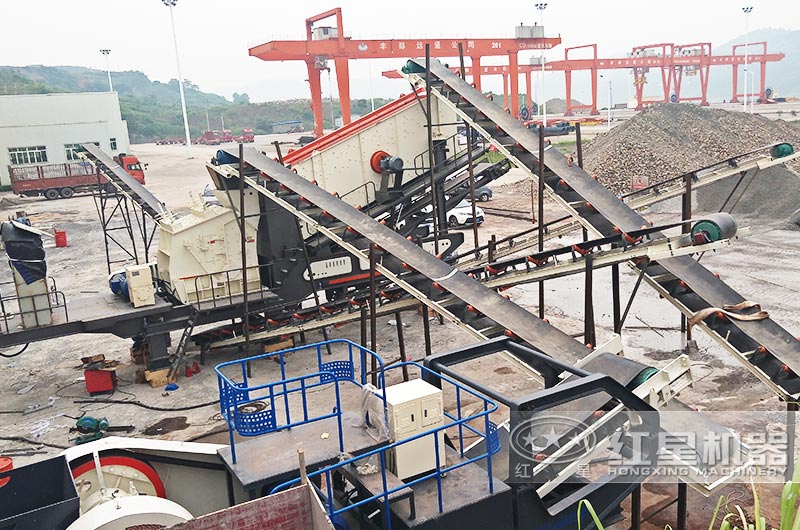 反擊移動破碎站生產現場，綠色環(huán)保