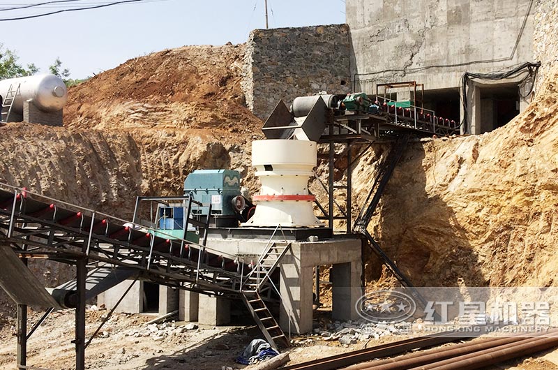 圓錐式大型礦石粉碎機(jī)生產(chǎn)現(xiàn)場 圓錐式大型礦石粉碎機(jī)生產(chǎn)現(xiàn)場