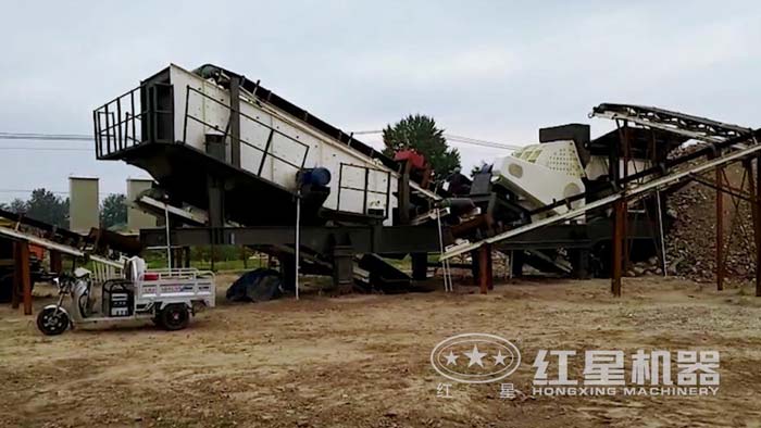 河北重錘破移動(dòng)破碎站碎煤現(xiàn)場(chǎng),碎煤簡(jiǎn)單,一機(jī)搞定 河北重錘破移動(dòng)破碎站碎煤現(xiàn)場(chǎng),碎煤簡(jiǎn)單,一機(jī)搞定