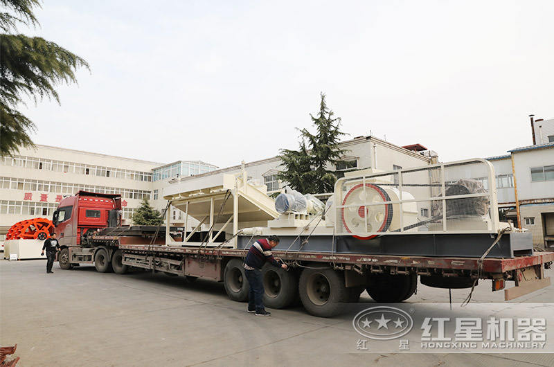 紅星對輥破碎機裝車發貨現場 紅星對輥破碎機裝車發貨現場