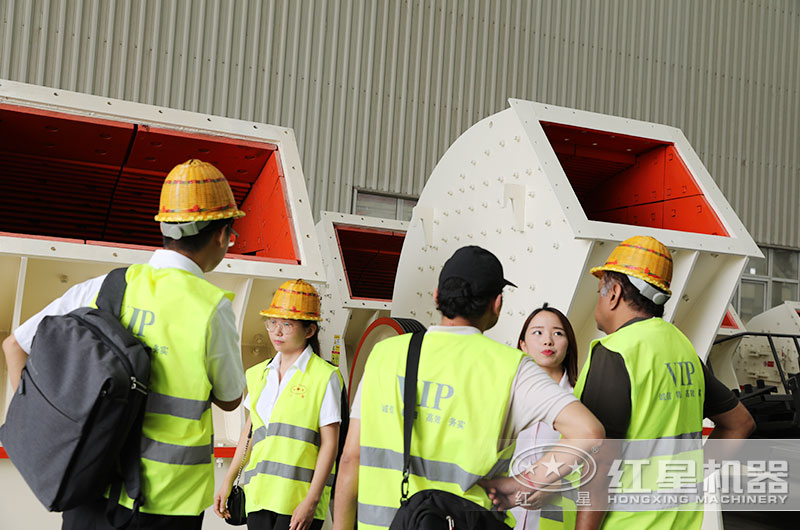 客戶來(lái)廠考察石灰石破碎設(shè)備 客戶來(lái)廠考察石灰石破碎設(shè)備