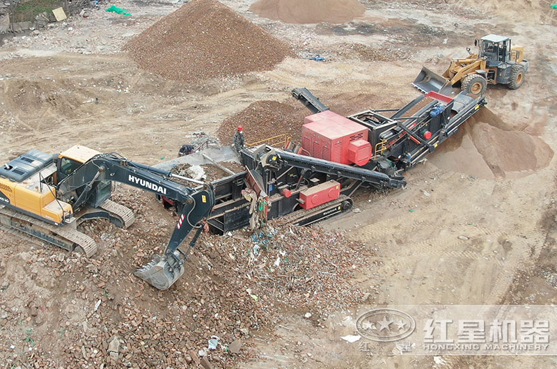 履帶式破碎機破碎建筑垃圾現場